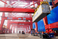 NEWS - China: Frachter mit Exportgütern im Hafen von Qingdao