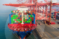 NEWS - China: Frachter mit Exportgütern im Hafen von Qingdao