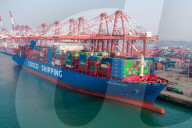 NEWS - China: Frachter mit Exportgütern im Hafen von Qingdao