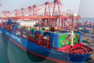 NEWS - China: Frachter mit Exportgütern im Hafen von Qingdao