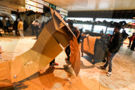 NEWS - Freiwillige reinigen Brüssels Nordbahnhof