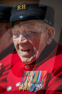 FEATURE - Die letzten ihrer Art: Sieben Veteranen aus dem Royal Hospital Chelsea bei einem Fototermin vor ihrem Altersruhesitz