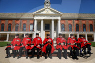 FEATURE - Die letzten ihrer Art: Sieben Veteranen aus dem Royal Hospital Chelsea bei einem Fototermin vor ihrem Altersruhesitz