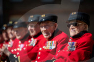 FEATURE - Die letzten ihrer Art: Sieben Veteranen aus dem Royal Hospital Chelsea bei einem Fototermin vor ihrem Altersruhesitz
