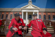 FEATURE - Die letzten ihrer Art: Sieben Veteranen aus dem Royal Hospital Chelsea bei einem Fototermin vor ihrem Altersruhesitz