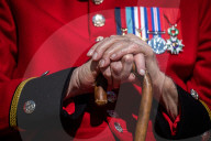 FEATURE - Die letzten ihrer Art: Sieben Veteranen aus dem Royal Hospital Chelsea bei einem Fototermin vor ihrem Altersruhesitz