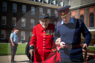 FEATURE - Die letzten ihrer Art: Sieben Veteranen aus dem Royal Hospital Chelsea bei einem Fototermin vor ihrem Altersruhesitz