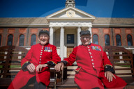 FEATURE - Die letzten ihrer Art: Sieben Veteranen aus dem Royal Hospital Chelsea bei einem Fototermin vor ihrem Altersruhesitz
