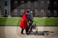 FEATURE - Die letzten ihrer Art: Sieben Veteranen aus dem Royal Hospital Chelsea bei einem Fototermin vor ihrem Altersruhesitz