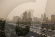 NEWS - China: Sandsturm färbt Himmel über Harin gelb