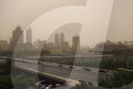 NEWS - China: Sandsturm färbt Himmel über Harin gelb