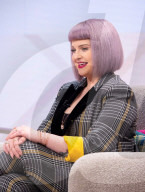 PEOPLE - Kelly Osbourne in TV-Show  "Lorraine"