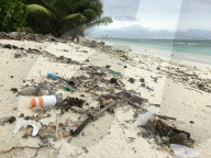 FEATURE - Kein Himmel auf Erden: Plastikmüll erstickt die Strände der Kokosinseln