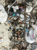 FEATURE - Kein Himmel auf Erden: Plastikmüll erstickt die Strände der Kokosinseln