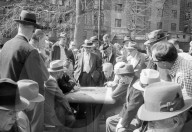 FEATURE - Blick zurück: Lunchtime im Central Park in den 50er Jahren