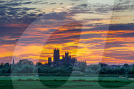 FEATURE - Sonnenuntergang über Ely Cathedral in Grossbritannien
