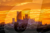 FEATURE - Sonnenuntergang über Ely Cathedral in Grossbritannien