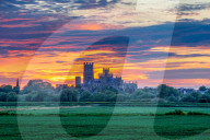 FEATURE - Sonnenuntergang über Ely Cathedral in Grossbritannien