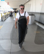 EXKLUSIV - John Mellencamp wartet in schwarzen Latzhosen auf seinen Flug