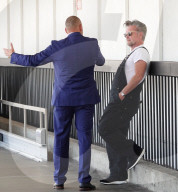 EXKLUSIV - John Mellencamp wartet in schwarzen Latzhosen auf seinen Flug