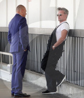 EXKLUSIV - John Mellencamp wartet in schwarzen Latzhosen auf seinen Flug