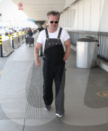 EXKLUSIV - John Mellencamp wartet in schwarzen Latzhosen auf seinen Flug