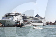 NEWS - Kreuzfahrtschiff rammt Touristenboot in Venedig – zwei Verletzte