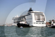 NEWS - Kreuzfahrtschiff rammt Touristenboot in Venedig – zwei Verletzte