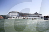 NEWS - Kreuzfahrtschiff rammt Touristenboot in Venedig – zwei Verletzte