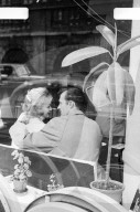 FEATURE - Blick zurück: Verliebte Pärchen anfangs 1960er Jahre