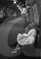 FEATURE - Blick zurück: Verliebte Pärchen anfangs 1960er Jahre