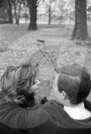 FEATURE - Blick zurück: Verliebte Pärchen anfangs 1960er Jahre