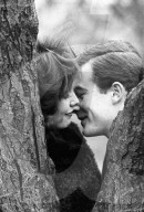FEATURE - Blick zurück: Verliebte Pärchen anfangs 1960er Jahre