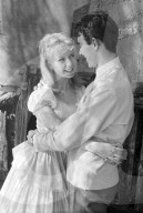 FEATURE - Blick zurück: Verliebte Pärchen anfangs 1960er Jahre