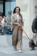 PEOPLE - Emily Ratajkowski geht mit dem Hund Gassi