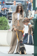 PEOPLE - Emily Ratajkowski geht mit dem Hund Gassi