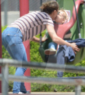 PEOPLE - Natalie Portman mit ihrer Familie auf einem Spielplatz in Los Feliz