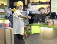 PEOPLE - Hier funkelt der Ehering von Justin und Hailey Bieber