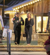 EXKLUSIV - Sofia Richie geht ohne Scott essen