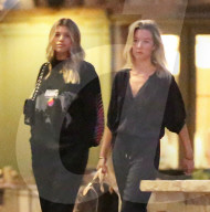 EXKLUSIV - Sofia Richie geht ohne Scott essen