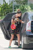 PEOPLE - Scout Willis schleppt die EinkŠufe zum Auto