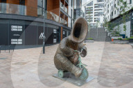 FEATURE - Einer von uns auf einem Dreirad: Kuriose Bronzeskulptur von Steven Gregory sorgt in Bromley für Aufsehen