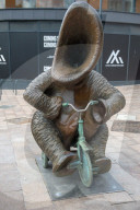 FEATURE - Einer von uns auf einem Dreirad: Kuriose Bronzeskulptur von Steven Gregory sorgt in Bromley für Aufsehen