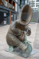 FEATURE - Einer von uns auf einem Dreirad: Kuriose Bronzeskulptur von Steven Gregory sorgt in Bromley für Aufsehen
