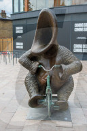 FEATURE - Einer von uns auf einem Dreirad: Kuriose Bronzeskulptur von Steven Gregory sorgt in Bromley für Aufsehen