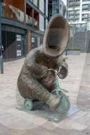 FEATURE - Einer von uns auf einem Dreirad: Kuriose Bronzeskulptur von Steven Gregory sorgt in Bromley für Aufsehen