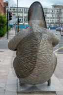 FEATURE - Einer von uns auf einem Dreirad: Kuriose Bronzeskulptur von Steven Gregory sorgt in Bromley für Aufsehen