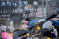 NEWS - Nach Gewalt in Hongkong: Kontroverses Gesetz vertagt