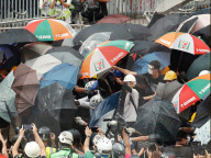 NEWS - Nach Gewalt in Hongkong: Kontroverses Gesetz vertagt