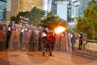 NEWS - Nach Gewalt in Hongkong: Kontroverses Gesetz vertagt